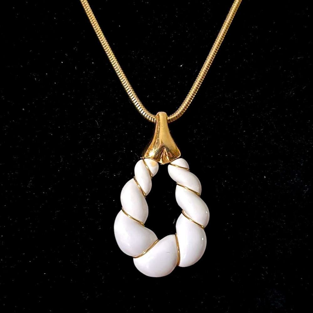 VTG White Lucite Gold Wire Wrapped Pendant Necklace Gold Tone Snake Chain